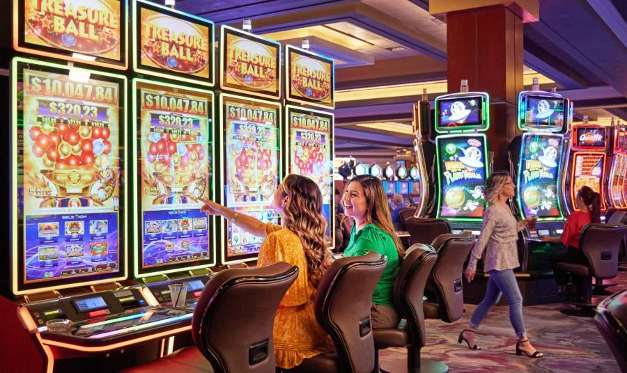 Slot machine spinning reels